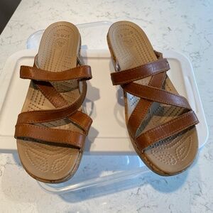 Crocs A Leigh brown strappy cork wedge sandals size 8 tan